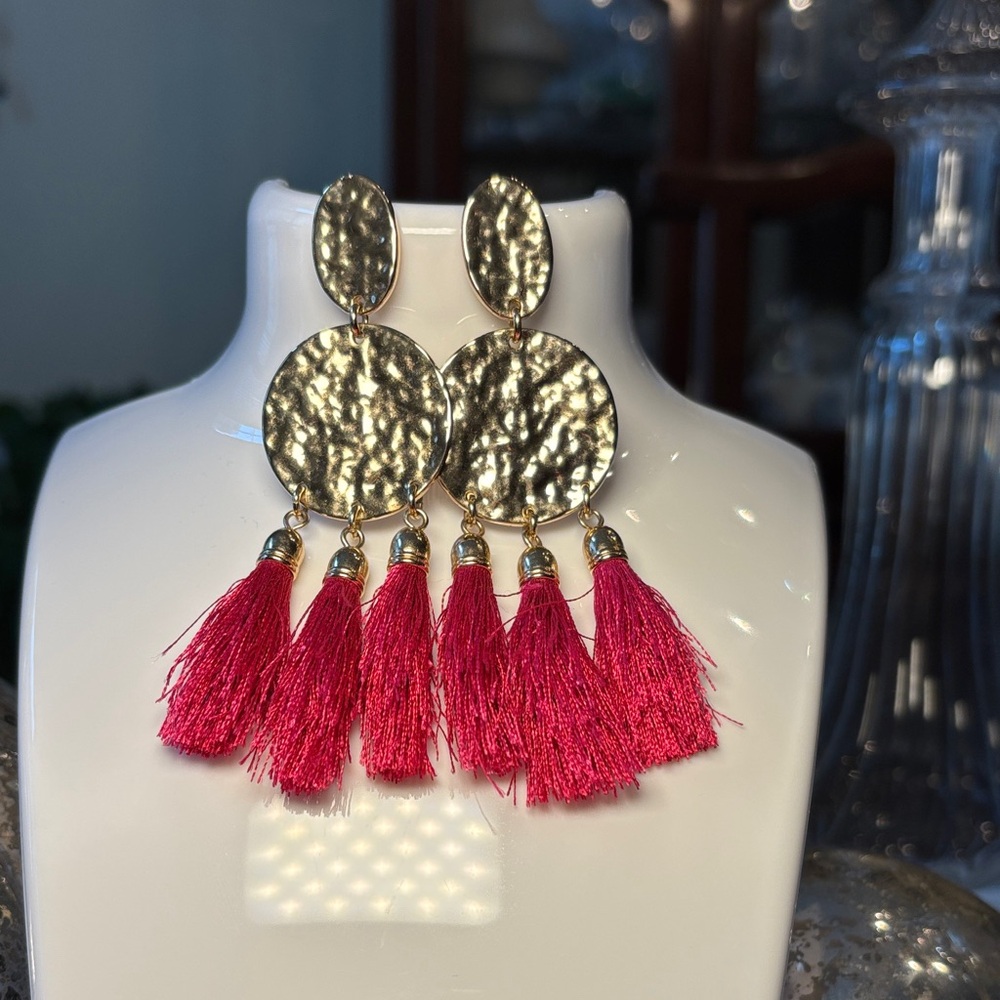 Lilly Pulitzer Mermaid Grotto Tassel Earrings 
Bougainvillea Pink